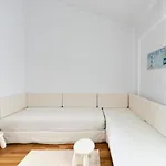 Avra Nyaraló